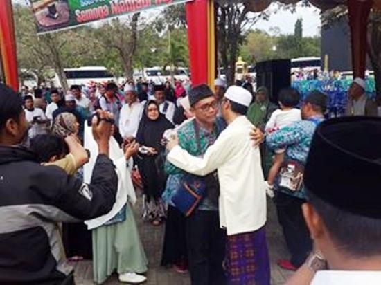Didampingi Suaminya, Bupati Tantri Sambut Kedatangan Jamaah Haji Probolinggo